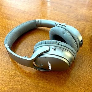Bose Noise-Cancelling Headphones. NWOT.